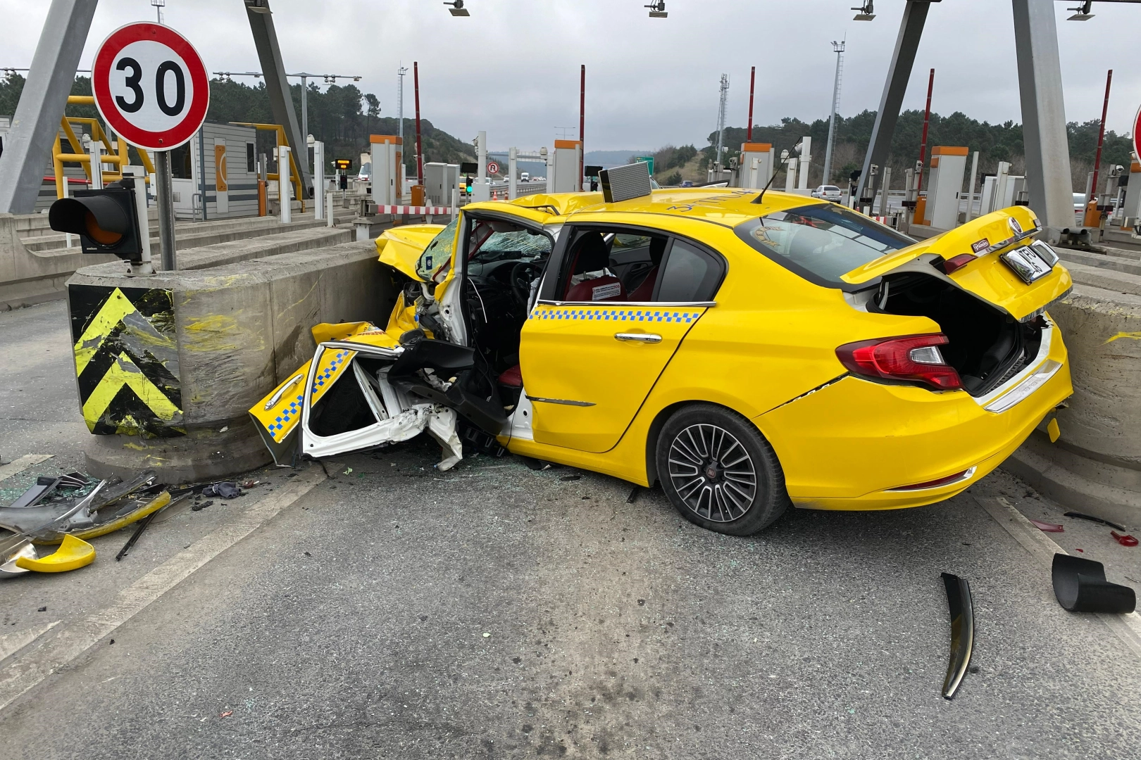 İstanbul’da kaza: Ticari taksi gişeye çarptı