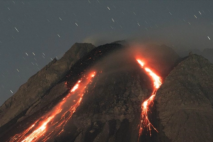 Japonya'da panik: Sakurajima Yanardağı patladı