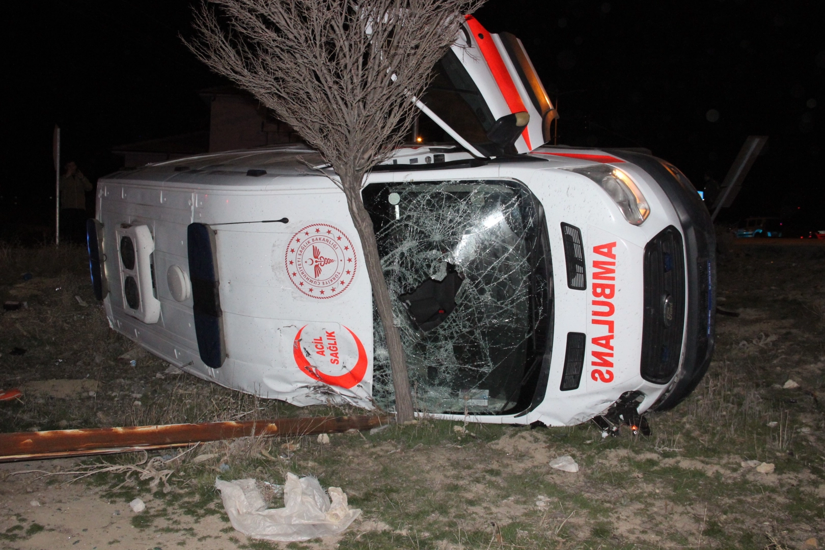 Otomobille çarpışan ambulans devrildi: Yaralılar var