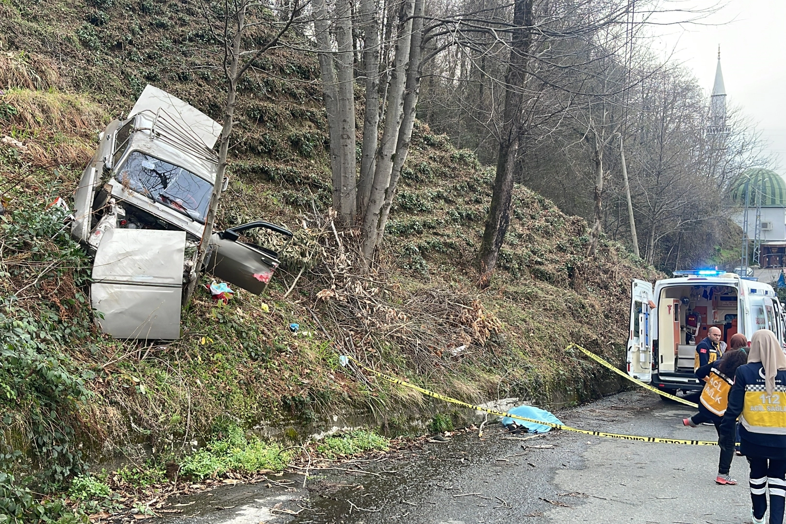 Rize'de kaza: Araç yol kenarındaki ağaca çarptı