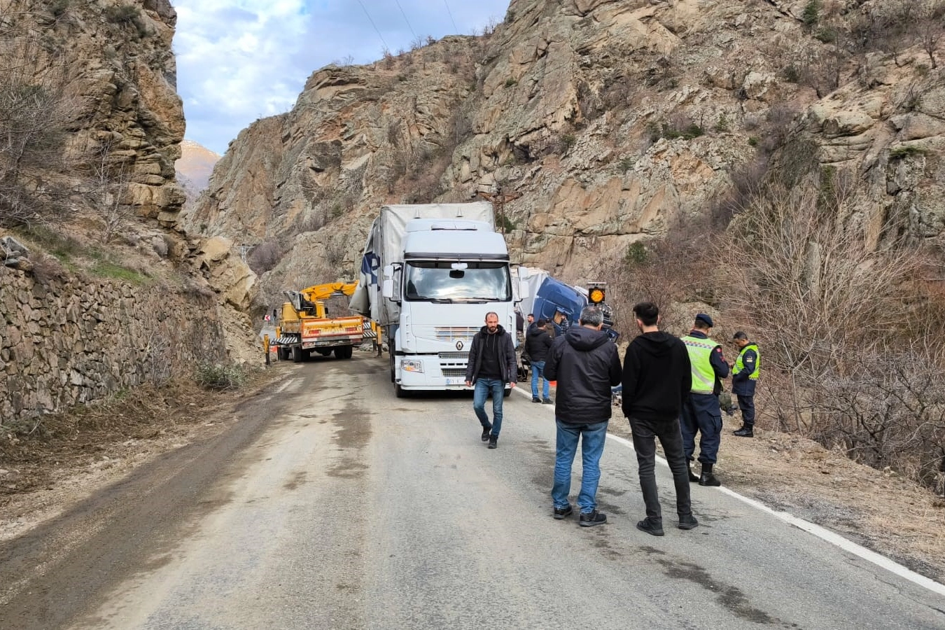 Artvin'de kara yolu ulaşıma açıldı haberinin görseli