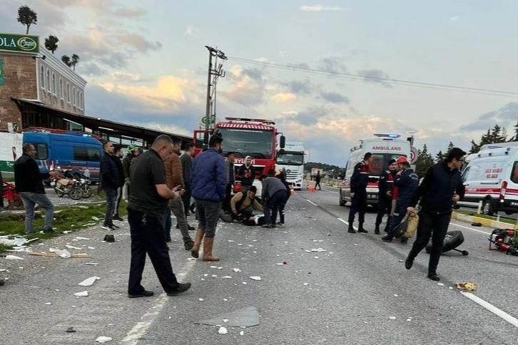 Balıkesir’de tır işçi servisi ile çarpıştı: Yaralılar var