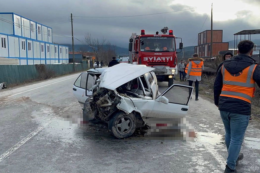 Bolu'da kaza... Otomobil kağıt gibi ezildi haberinin görseli