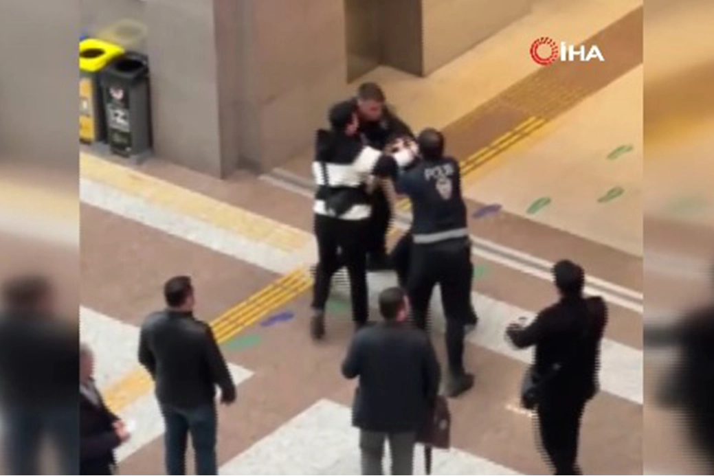 Çağlayan Adliyesi'nde hareketli dakikalar... Polisten kaçamadı haberinin görseli