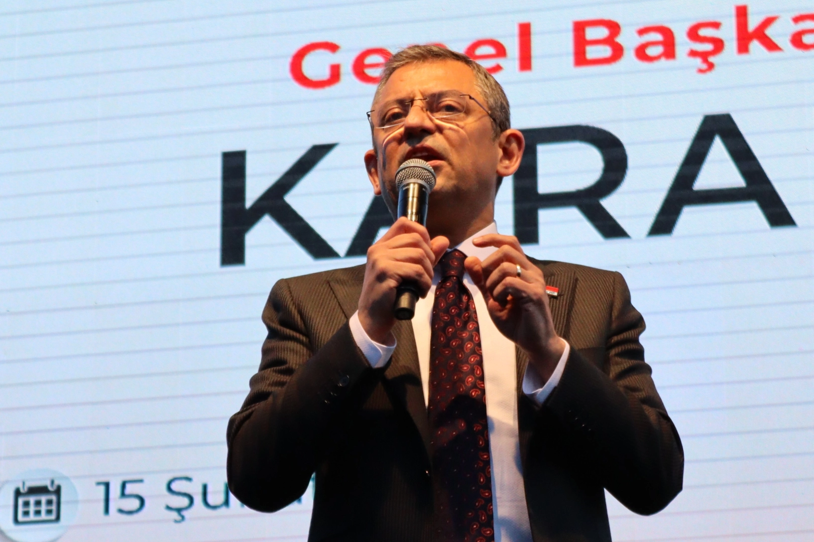 CHP Genel Başkanı Özel İzmirlilerle buluştu