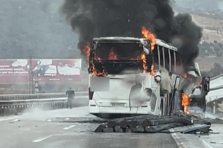 Çorum'da feci kaza: Otobüs kamyona çarptı