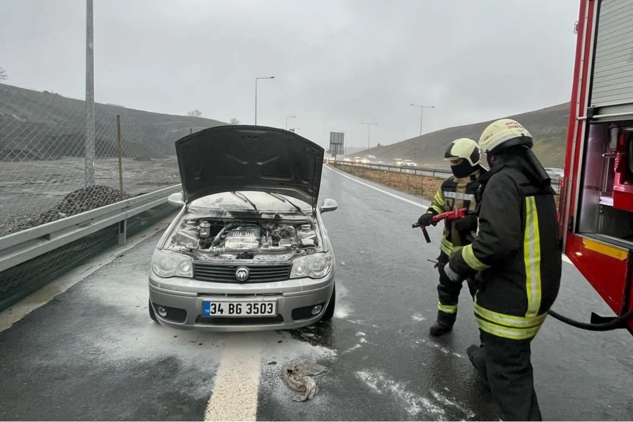 Kocaeli'de seyir halindeki araç alev aldı