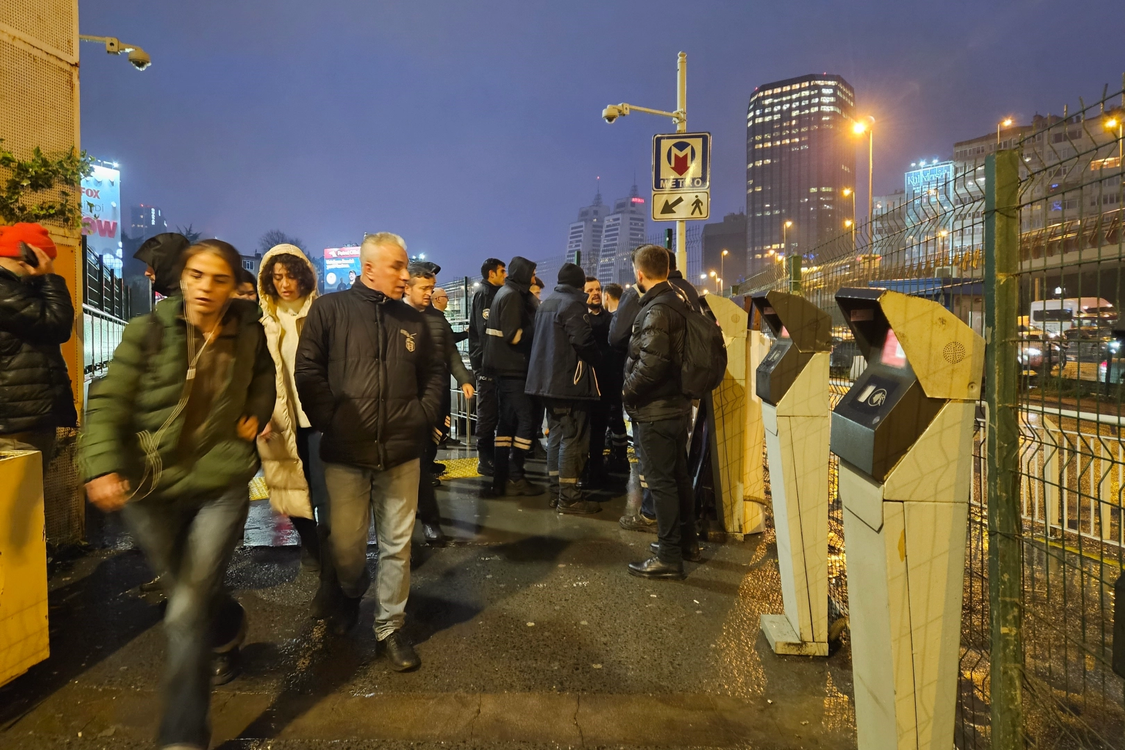 İstanbul'da bir işçi yürüyen merdivene sıkıştı