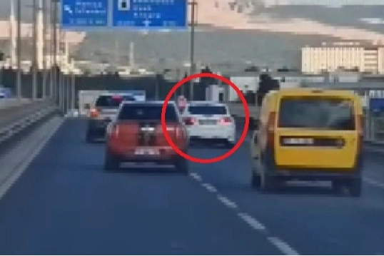 İzmir haber: Makas atan sürücü trafikte tehlike saçtı haberinin görseli