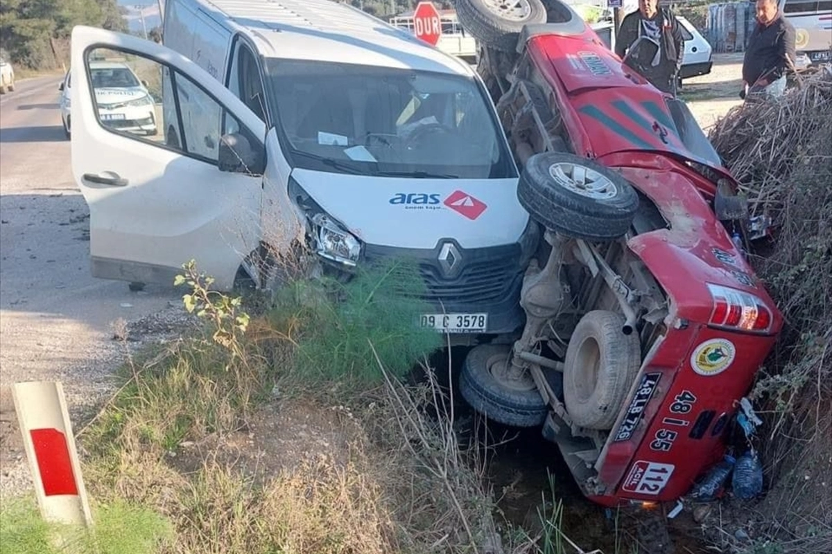 Muğla'da kaza: Yangına müdahale aracı ile kamyonet çarpıştı