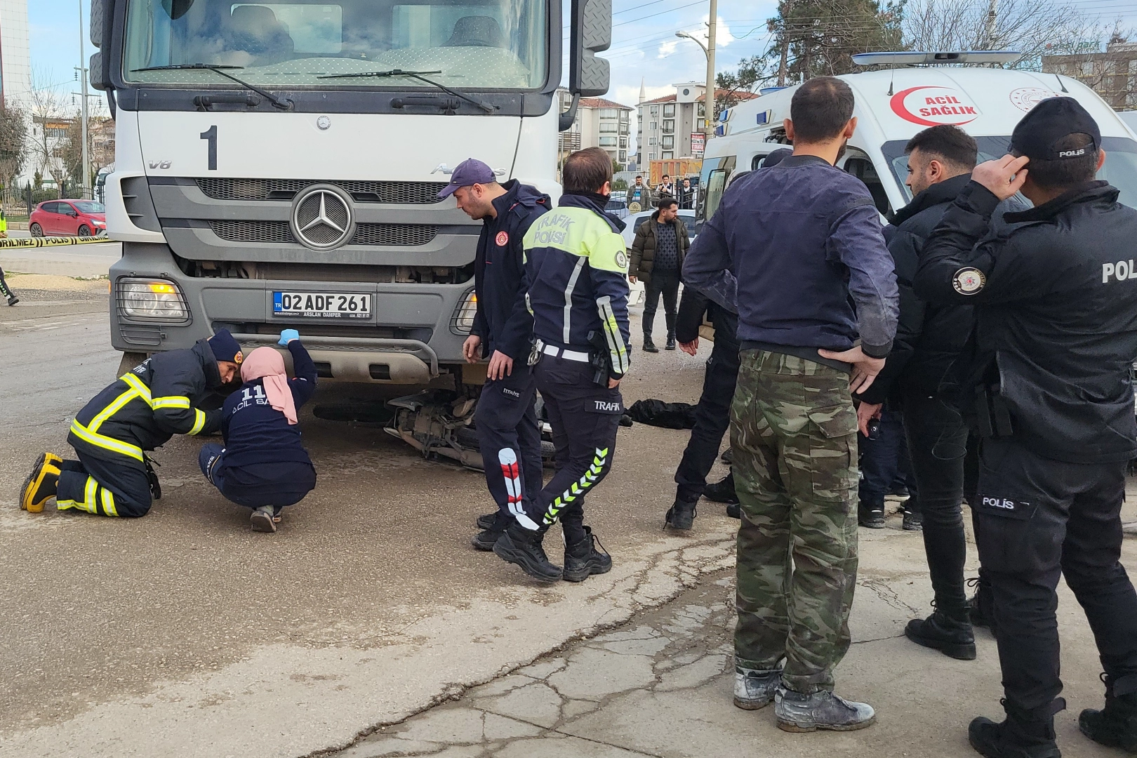 Adıyaman’da feci kaza: Motosiklet kamyonun altına girdi