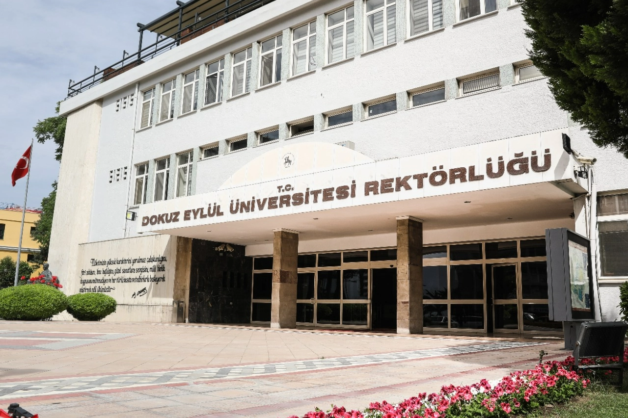 Dokuz Eylül Üniversitesi'ne rektörü bakın kim oldu