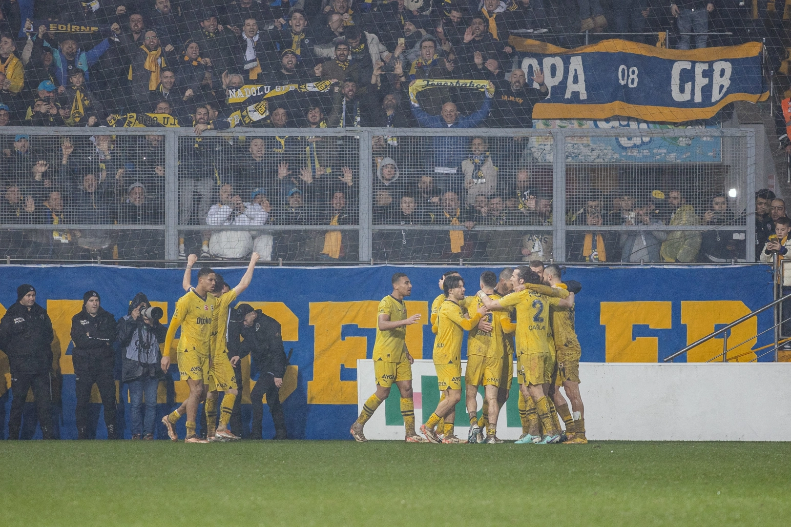 Fenerbahçe 3 puanı 3 golle aldı haberinin görseli