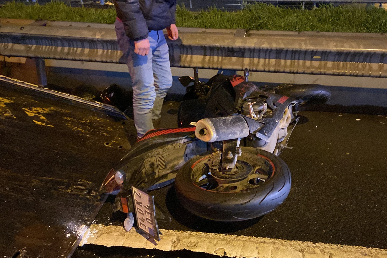 İstanbul’da feci kaza: Motosiklet bariyerlere çarptı haberinin görseli