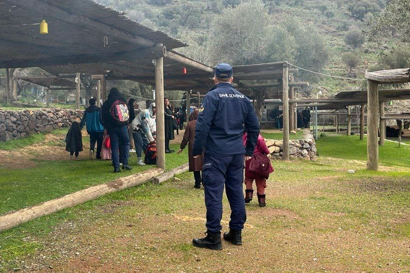 İzmir'de kaçmak isteyen göçmenler karada yakalandı haberinin görseli