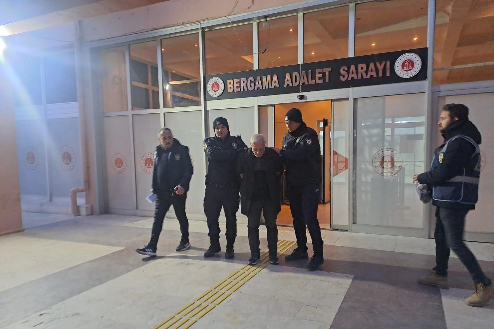 İzmir haber: 73 yaşındaki zehir taciri kıskıvrak yakalandı haberinin görseli