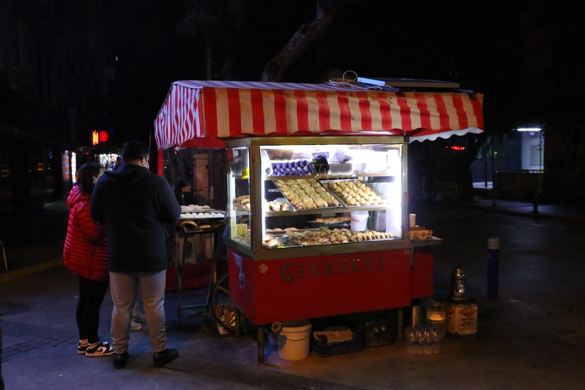 İzmir'in Sokak lezzetleri: Geceleri de damaklarda unutulmaz tatlar bırakıyor!