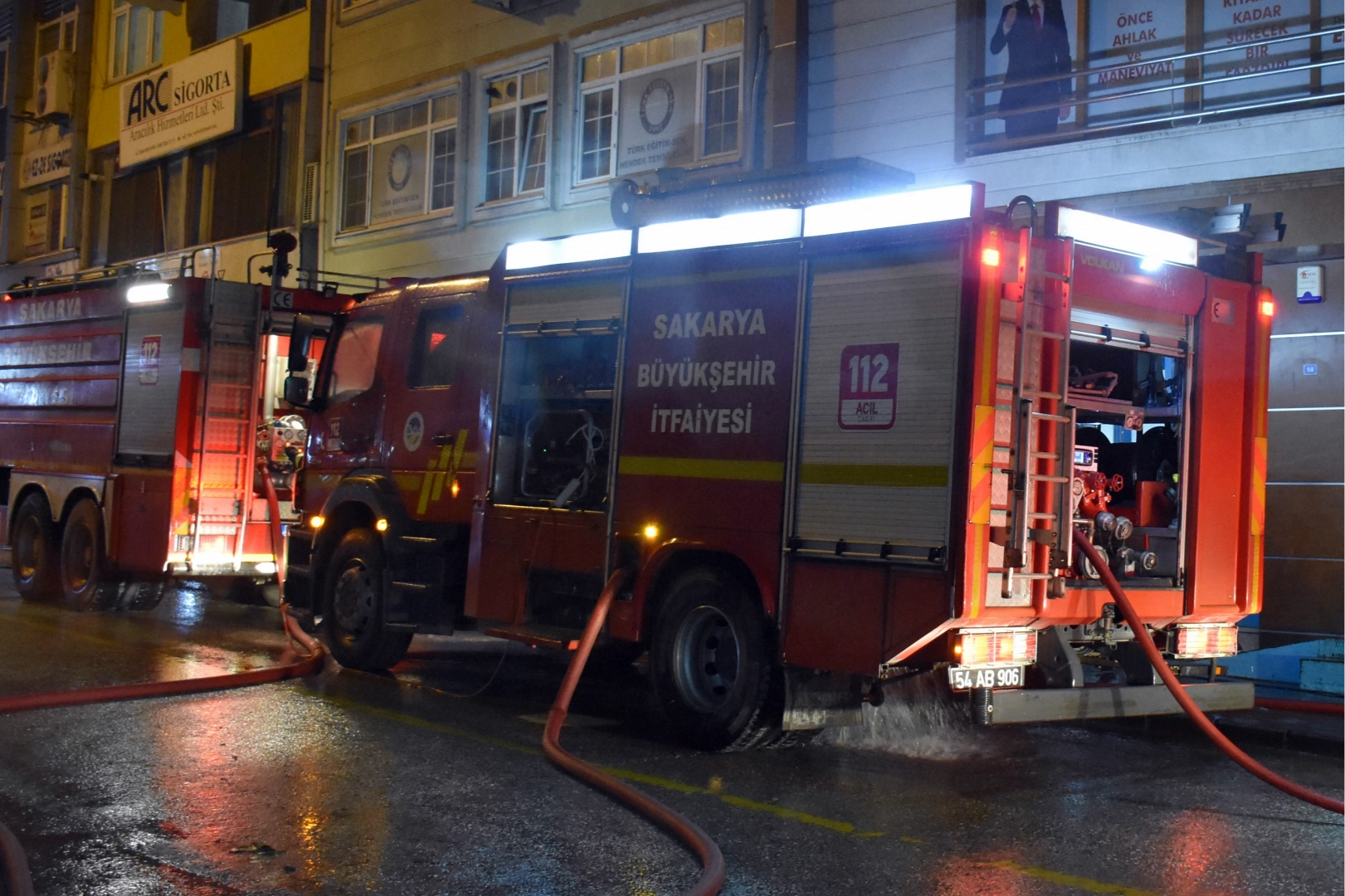 Sakarya'da panik anları... Market deposu alev aldı