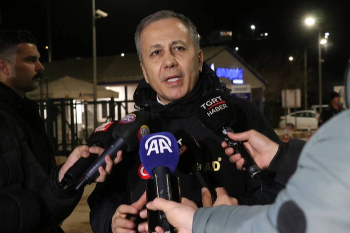 İçişleri Bakanı Ali Yerlikaya: Toprak tahliye çalışmaları devam ediyor haberinin görseli