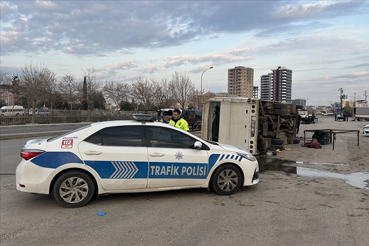 Adana'da kaza: Tarım işçilerini taşıyan midibüs devrildi haberinin görseli