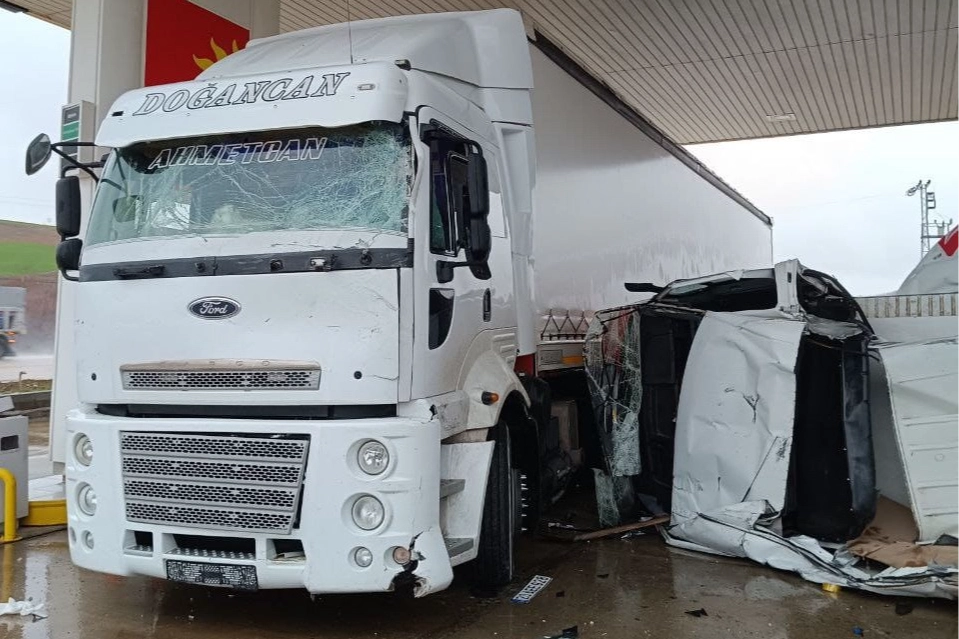 Adıyaman’da kaza: Takla atan minibüs akaryakıt istasyonuna girdi haberinin görseli