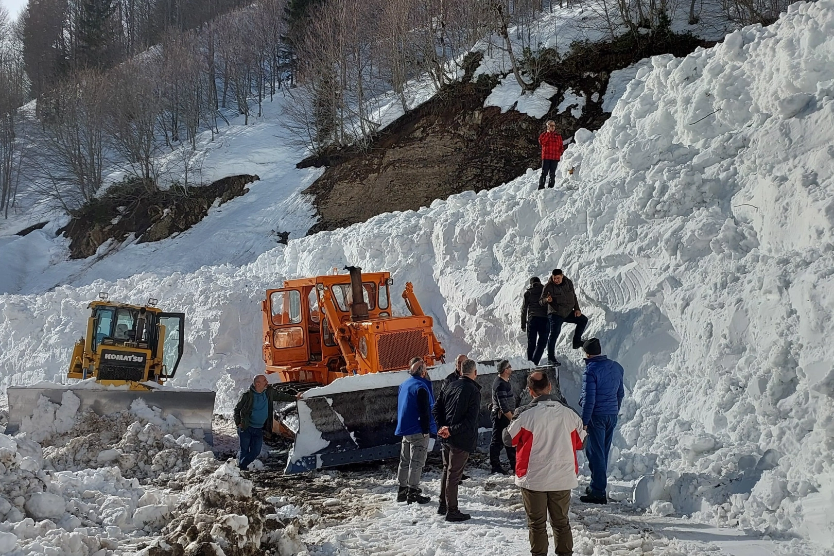 Artvin’de çığ altında kalan iş makinesi günler sonra çıkartıldı haberinin görseli