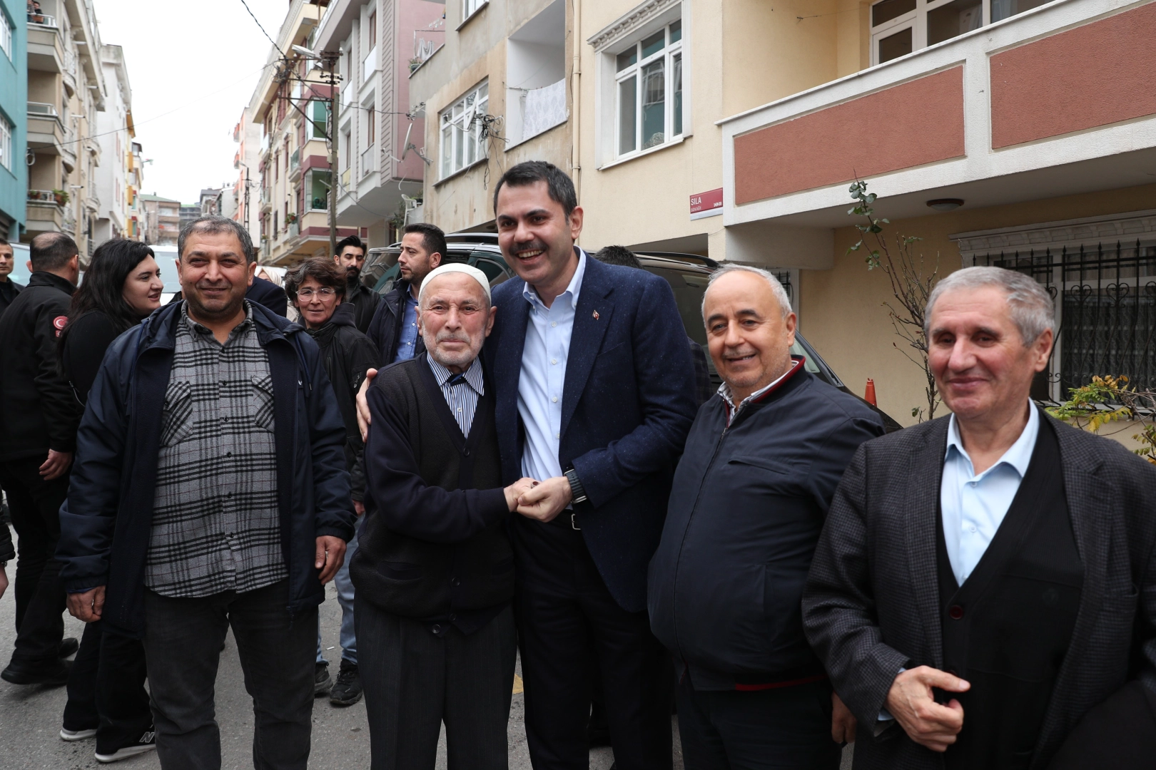 AK Parti İBB Adayı Murat Kurum, vatandaşın çay davetini geri çevirmedi haberinin görseli