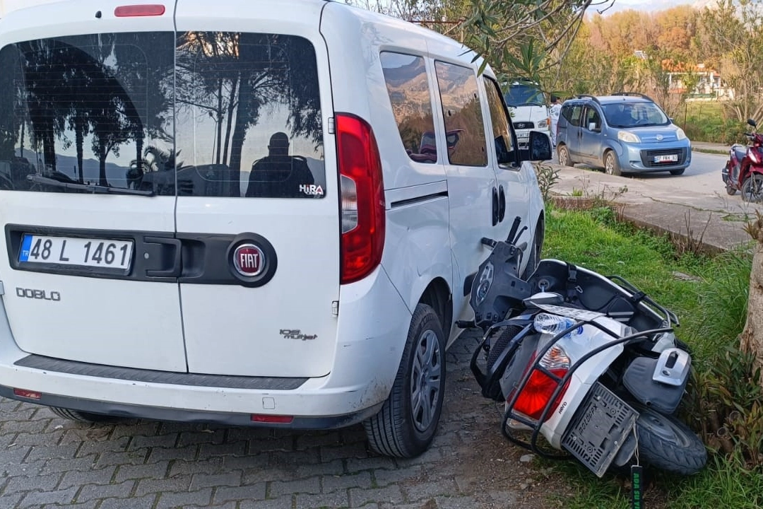 Muğla'da kaza! Motosiklet otomobile çarptı: 1 yaralı