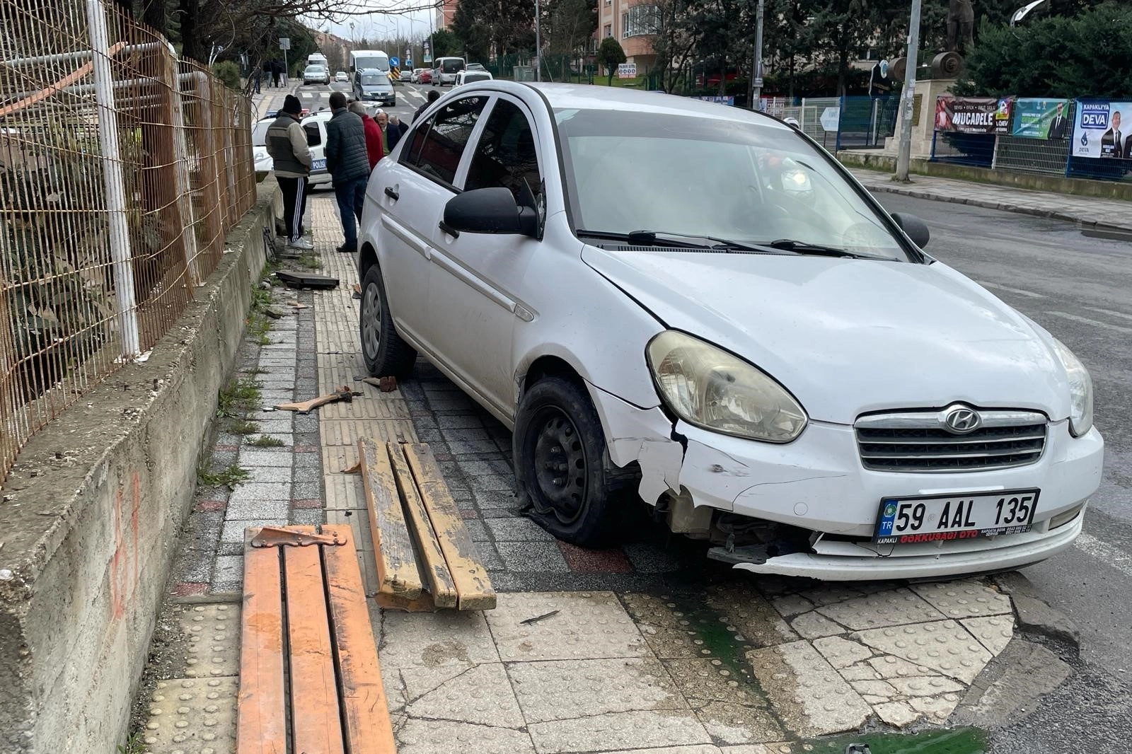 Bankta otururken araba çarptı haberinin görseli