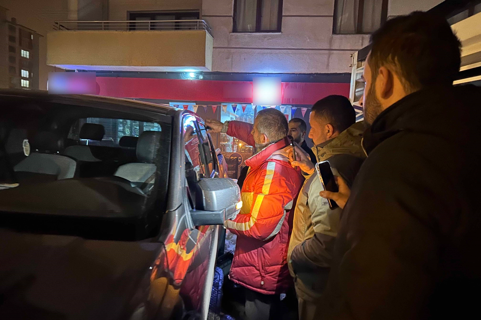 Hakkari'de çocuk araçta kilitli kaldı haberinin görseli