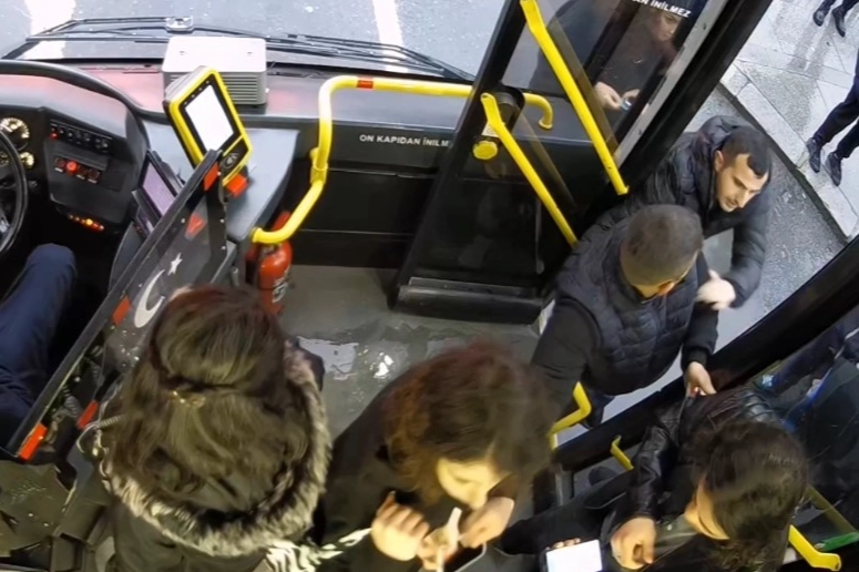 Hırsız telefonun modelini beğenmeyip sahibine geri verdi haberinin görseli