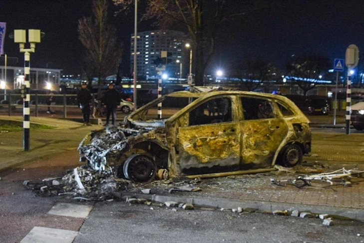 Hollanda'da polis araçları ateşe verildi