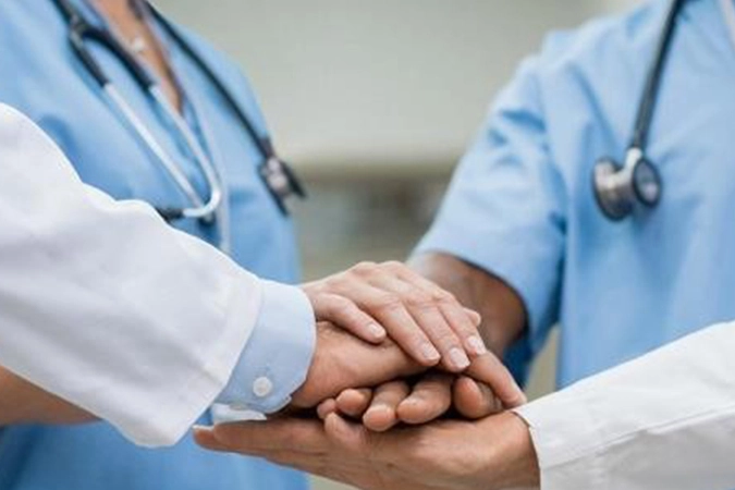 İlk günden 180 imzacı: Hekimler için ‘Dayanışma’ çağrısı  haberinin görseli