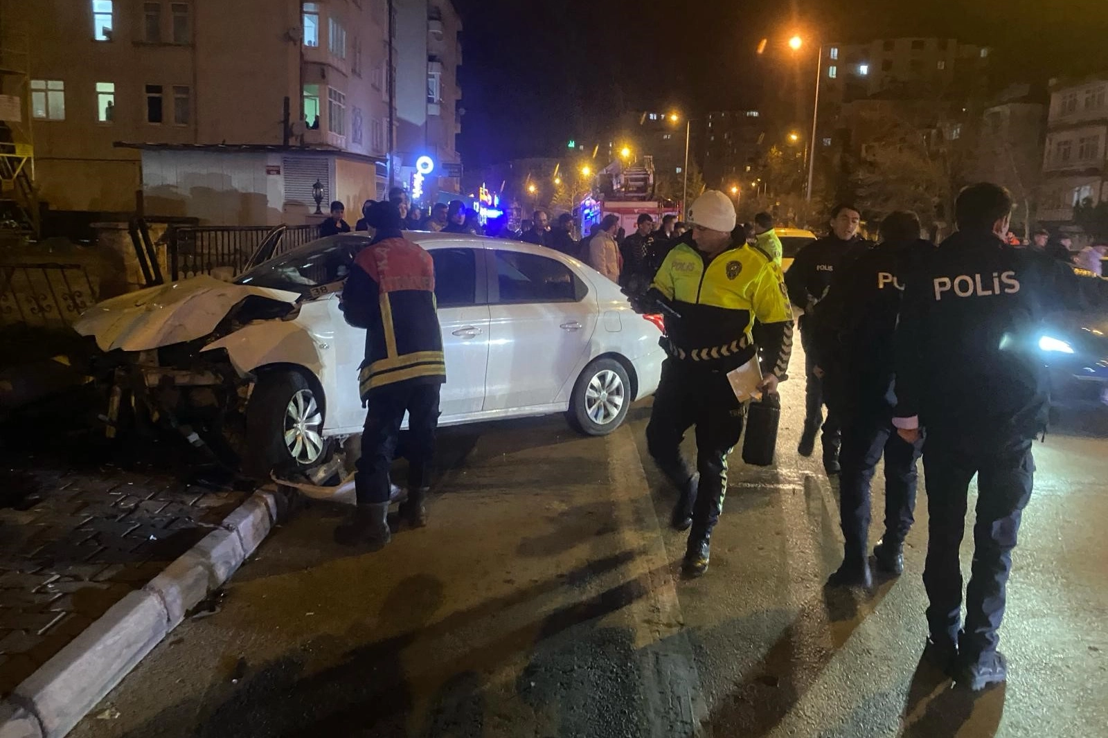 Kayseri’deki kaza: Otomobil direğe çarptı haberinin görseli