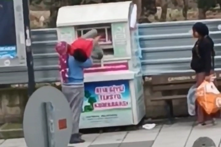 Kocaeli'de giysi kumbarasından çocuk çıktı haberinin görseli
