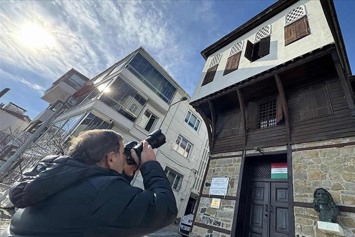 Macarlara ait anıt ve eserler fotoğraflanıyor haberinin görseli