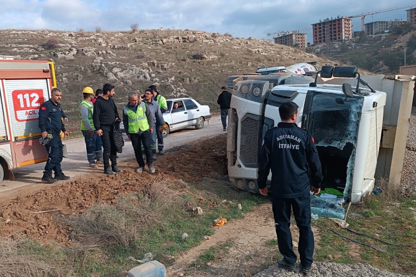 Adıyaman’da hafriyat yüklü kamyon devrildi: 1 yaralı