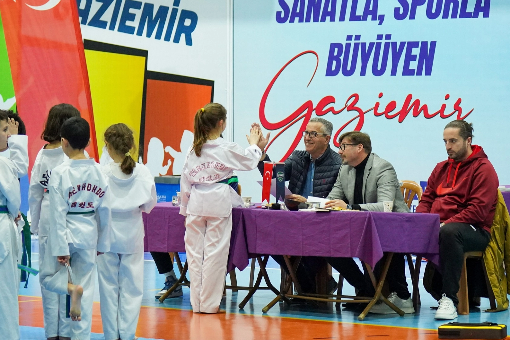 Gaziemirli taekwondocular kuşak atlama sınavında ter döktü