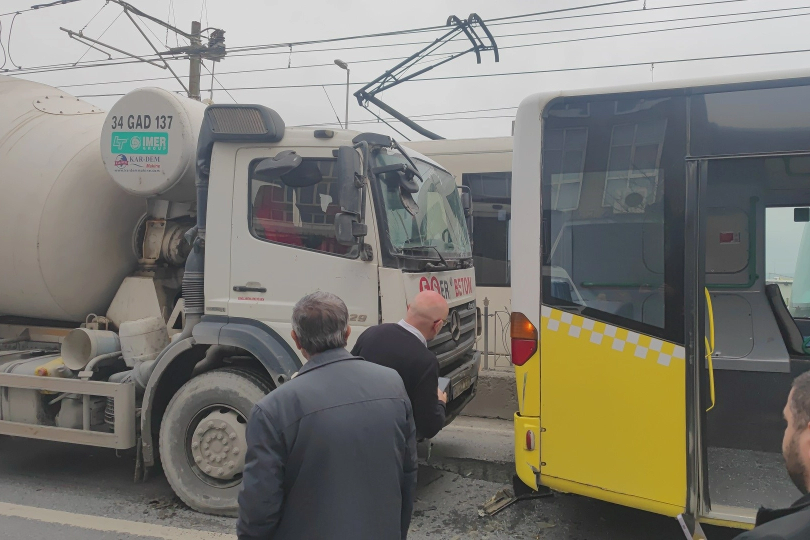 İstanbul’da kaza: Beton mikseri İETT otobüsüne çarptı