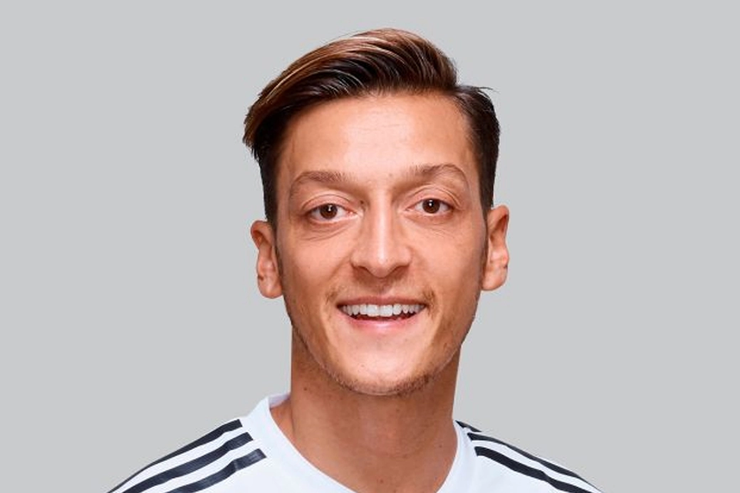 Başarılarıyla adını dünyaya duyuran futbolcu Mesut Özil kimdir?