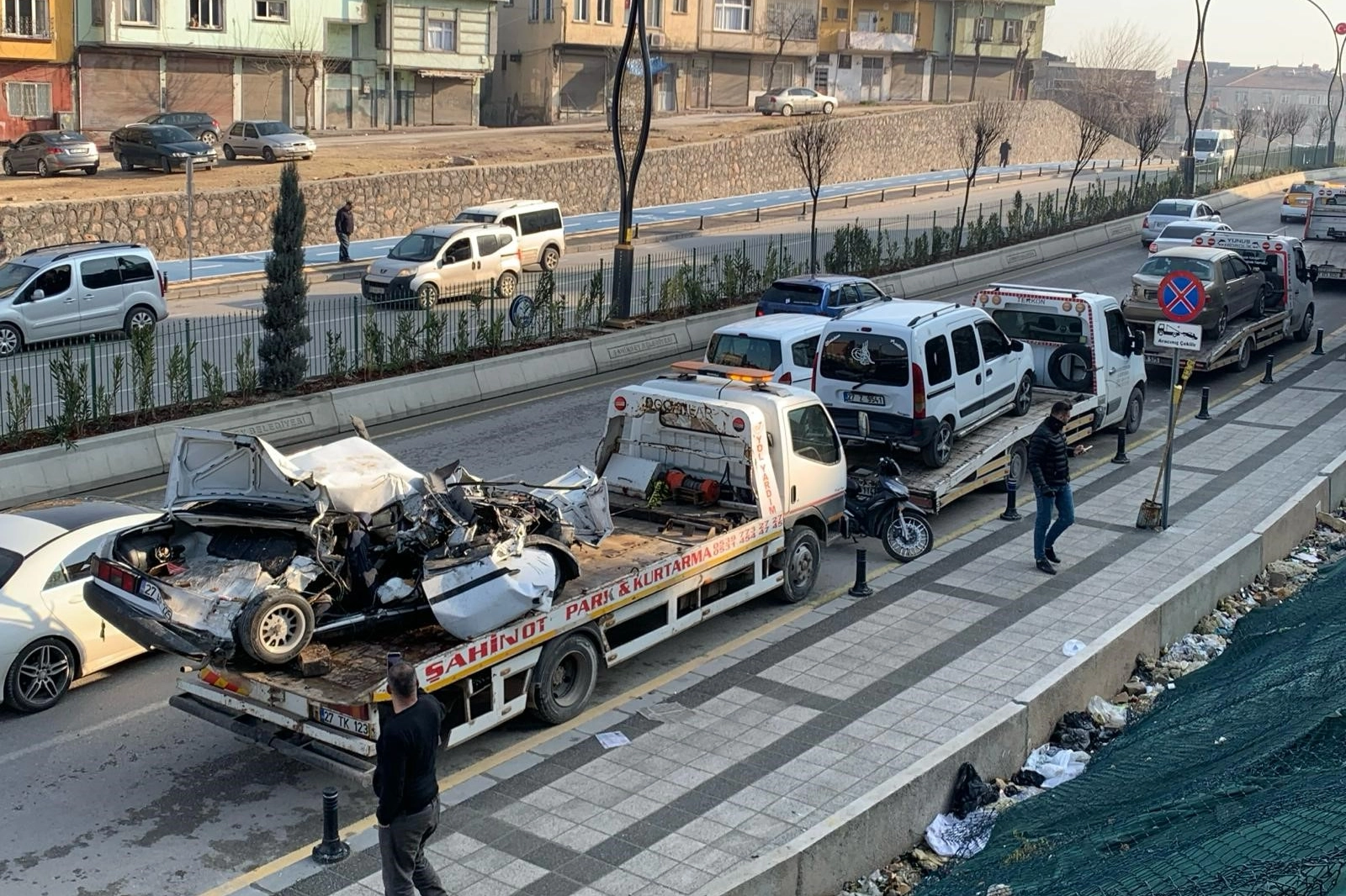 Gaziantep’te feci kaza: Çekici ortalığı savaş alanına çevirdi