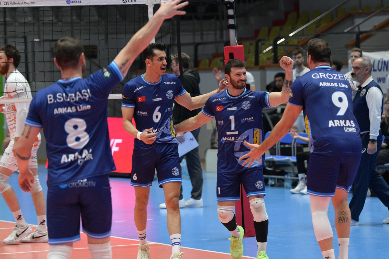 Arkas Spor final yolunda