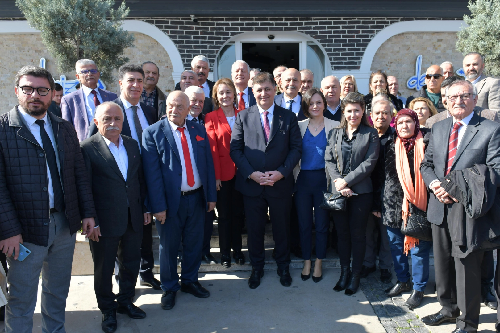 CHP'li Cemil Tugay'dan İzmir'e sivil toplum yerleşkesi sözü