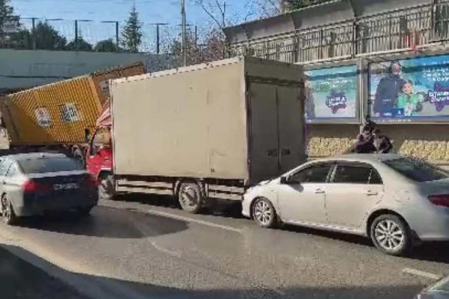 İstanbul'da tır üst geçite takıldı... Kaza kaçınılmaz oldu