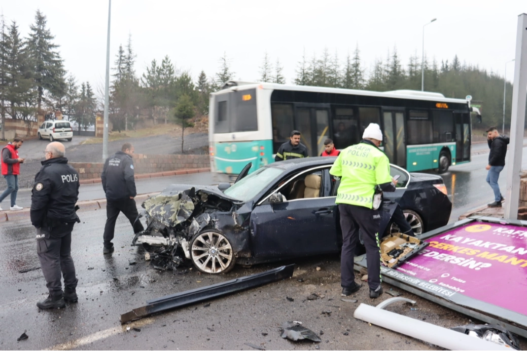 Kayseri'de yürekleri ağza getiren kaza... Otomobil istinat duvarına çarptı