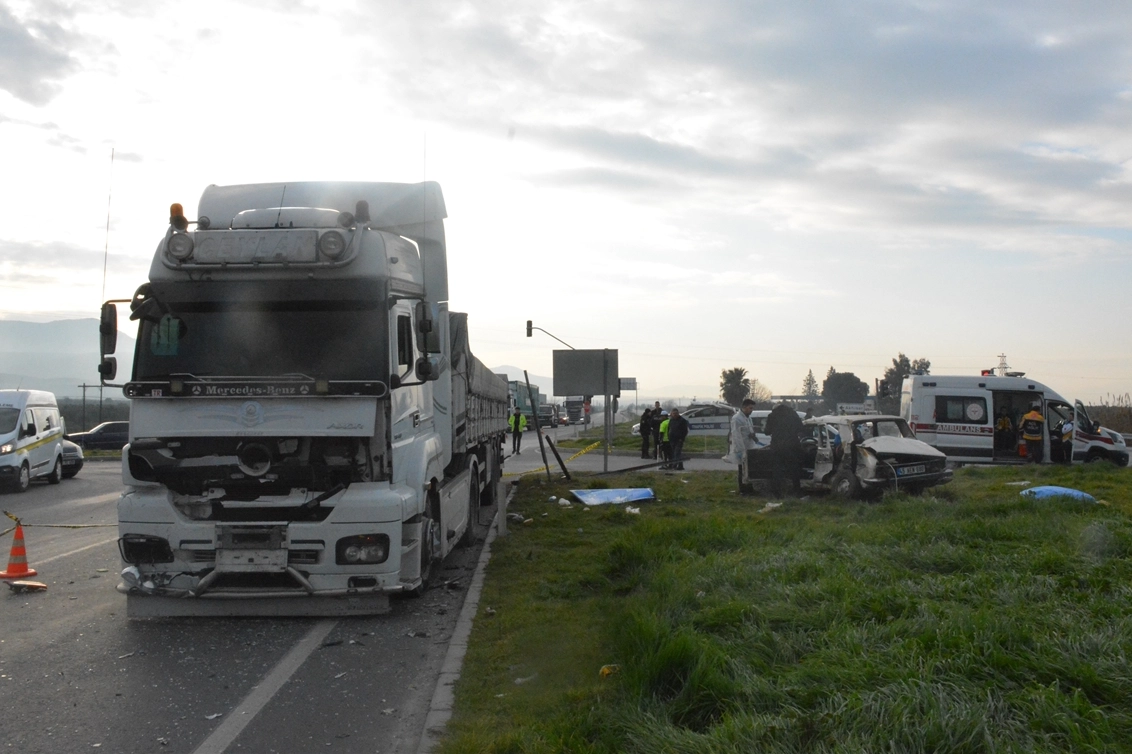 Manisa'da otomobil ile tır çarpıştı: Ölü ve yaralılar var!