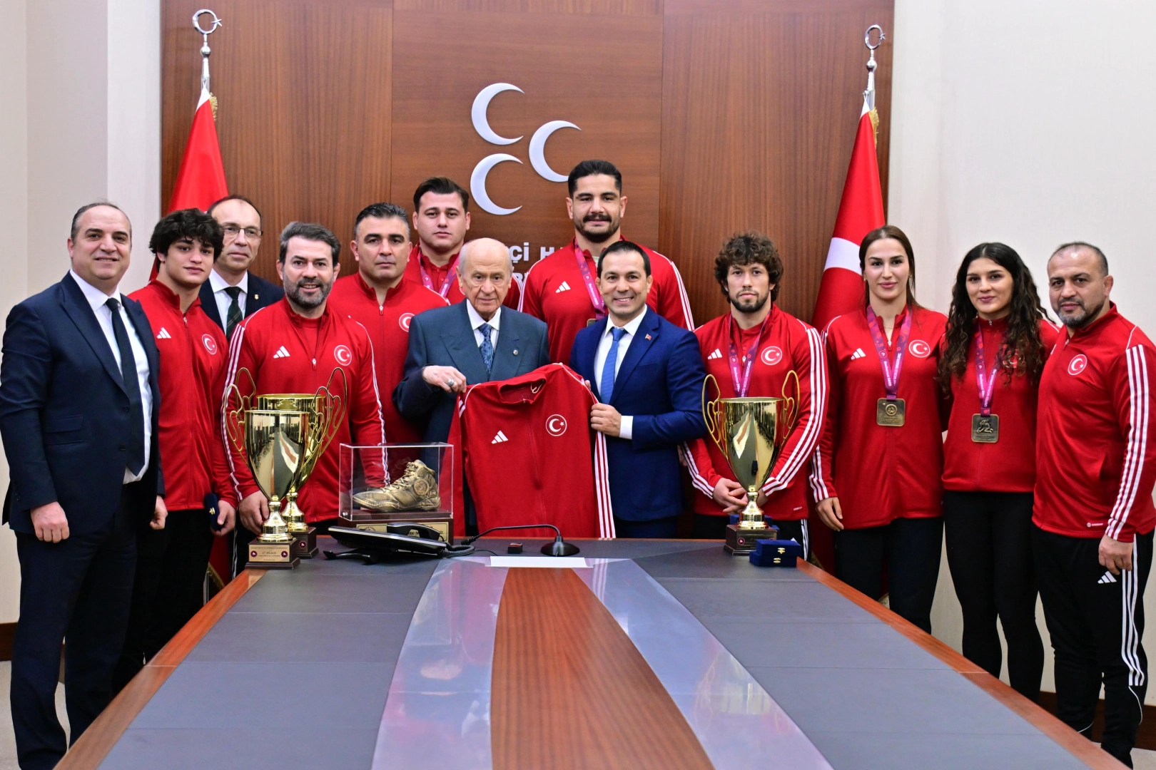 MHP Lideri Bahçeli, şampiyon güreşçileri ağırladı haberinin görseli