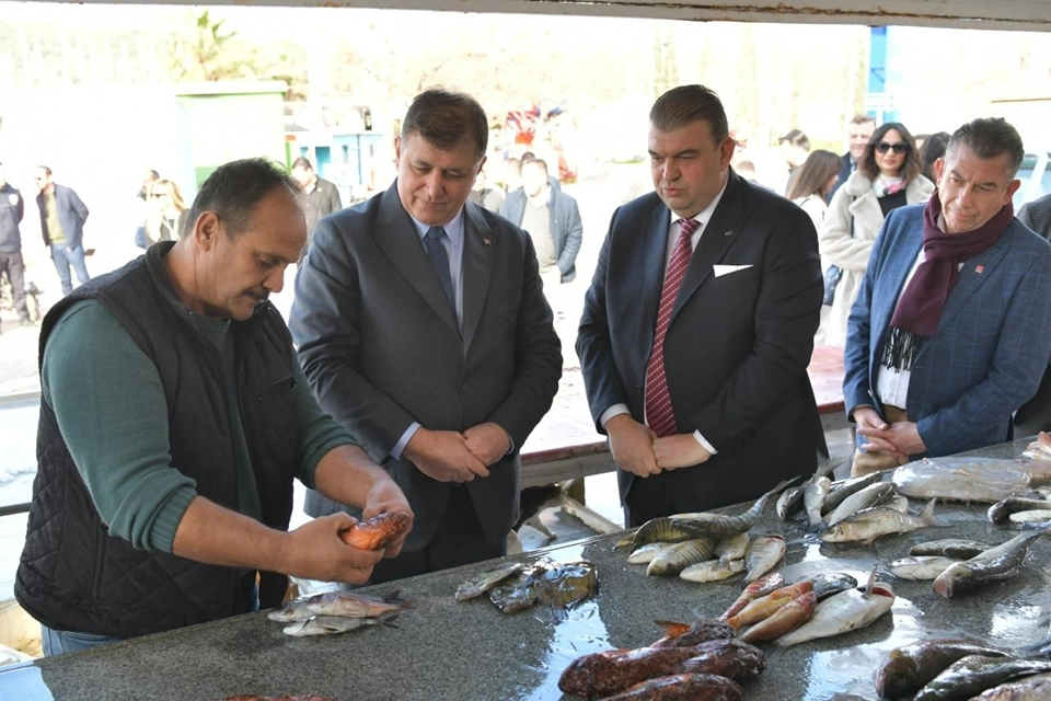 CHP'li Cemil Tugay seçim çalışmaları için Seferihisar'ı gezdi