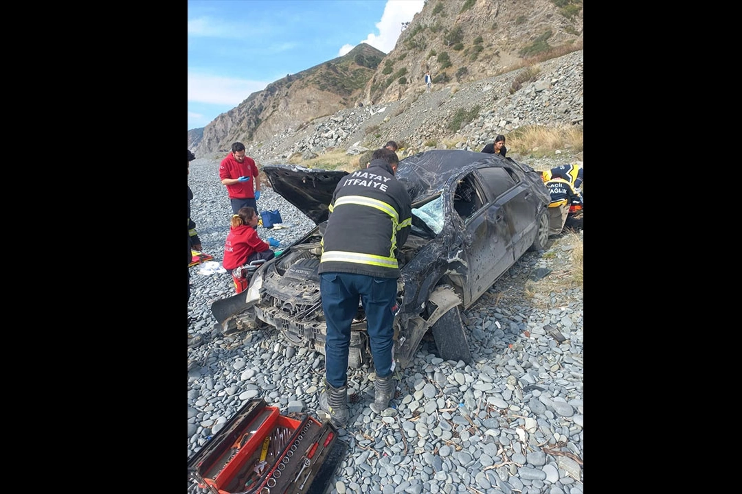 Hatay'da feci kaza: Otomobil uçuruma yuvarlandı