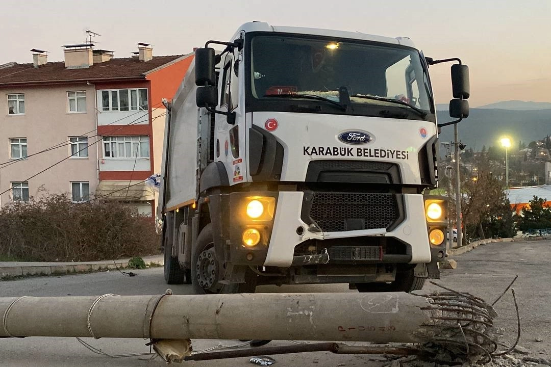 Karabük’te kaza: Çöp kamyonu elektrik direğine çarptı